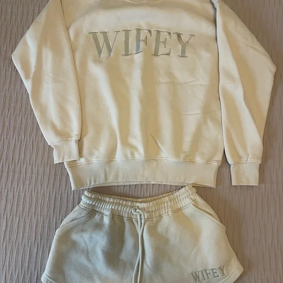 Six Stories Wifey shorts, sweatshirt and T shirt - Picture 4 of 5